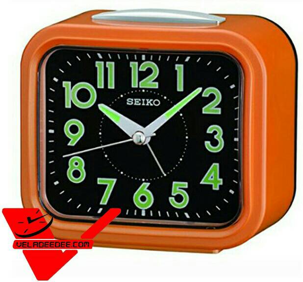 SEIKO นาฬิกาตั้งปลุก เครื่องเดินเรียบไร้เสียงรบกวน เสียงกระดิ่ง มีพรายน้ำ รุ่น QHK023E (สีส้ม หน้าปัดสีดำ)