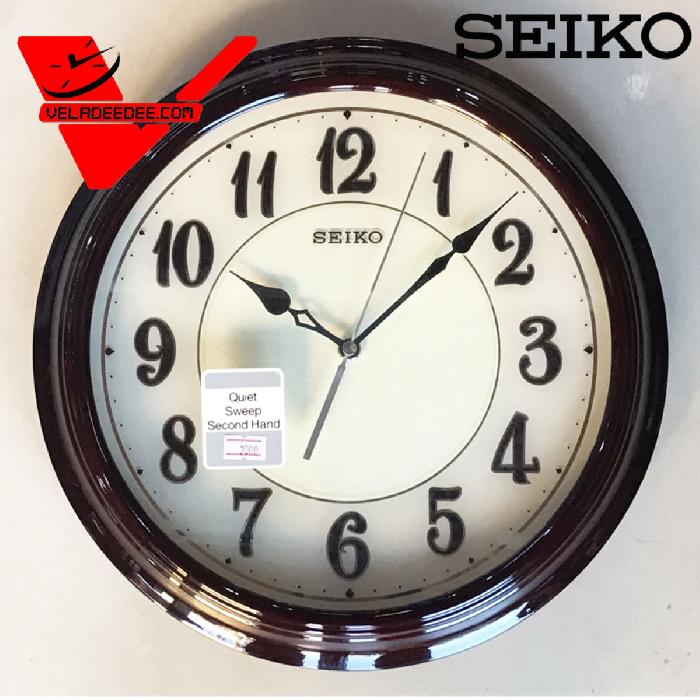 SEIKO นาฬิกาแขวนผนัง ตัวเรือนเป็นไม้ ALDER WOOD หน้าปัดสามมิติ สีน้ำตาลเข้ม เลขอารบิค ขนาด 33 ซม.ทรงกลม เครื่องเดินเงียบ รุ่น QXA667B