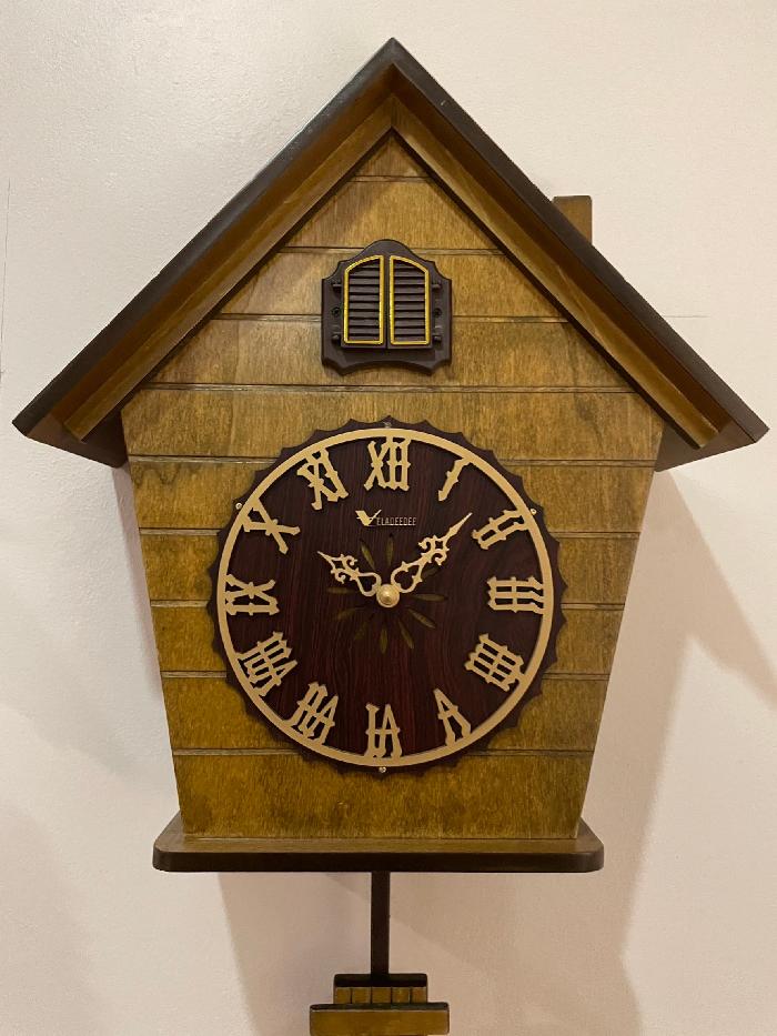 Veladeedee Cuckoo Clock นาฬิกาแขวน เวลาดีดีกุ๊กกู ตัวเรือนไม้แท้ รุ่น V6610-BR-RM